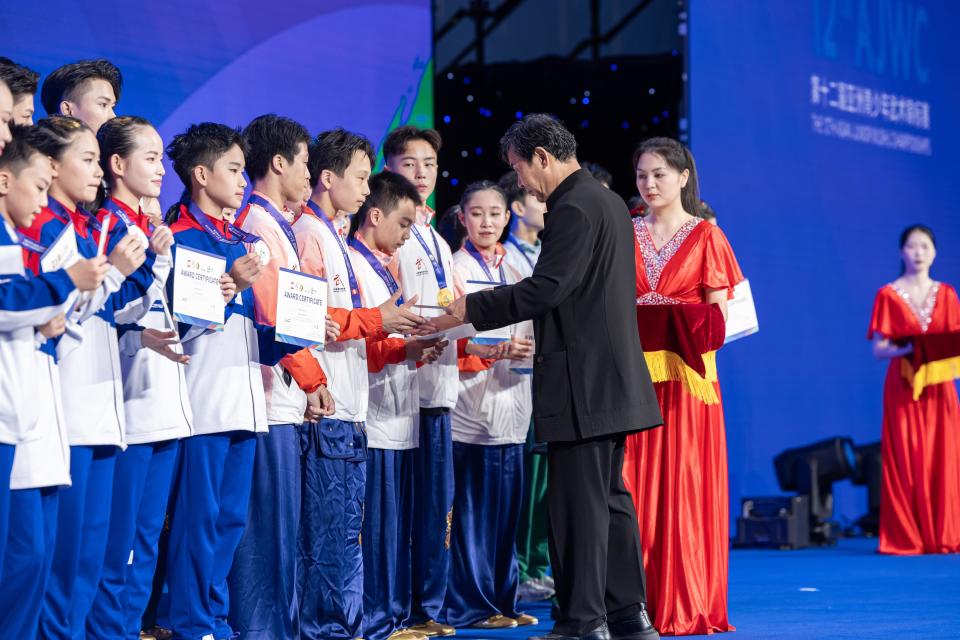 om, 吸引了来自